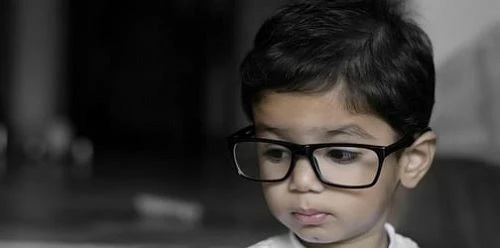 Puas Lutein Pab Cov Me Nyuam Myopia?